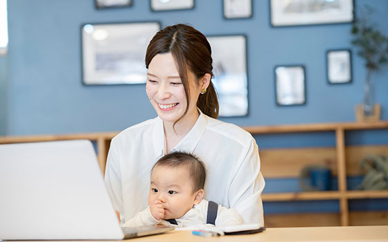 働く女性　イメージ